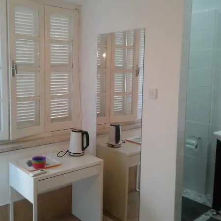 Sparrows Nest Apartman *