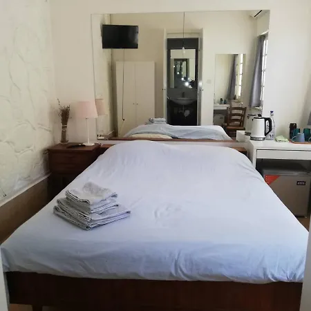 Sparrows Nest Apartman *